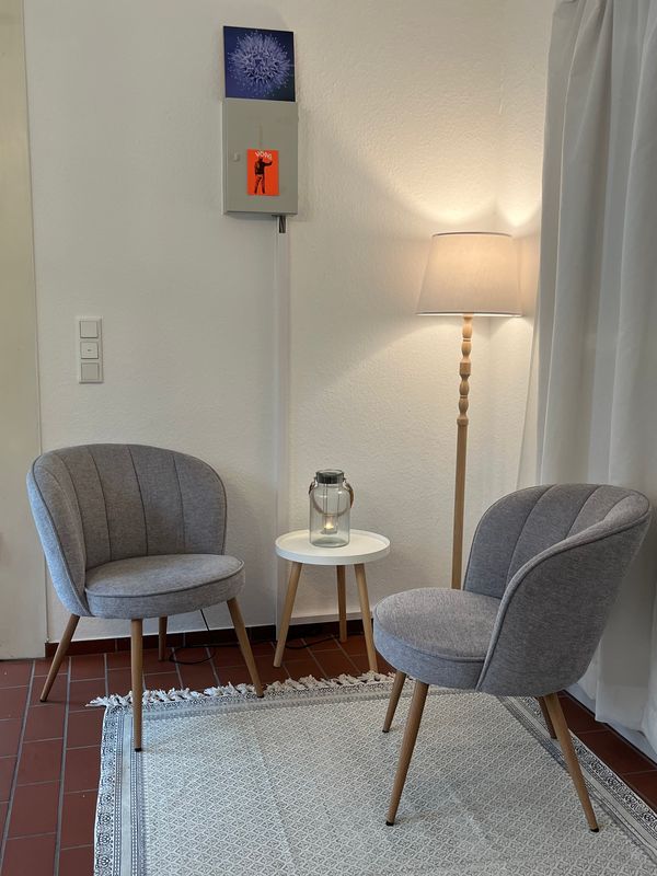 Gesprächsecke mit zwei Sesseln und Stehlampe für die Elternberatung bei Die Krücke